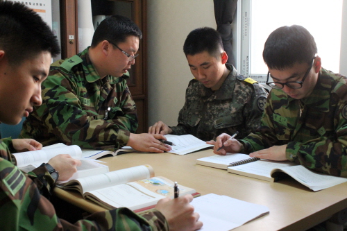 최근 군에서도 자격증 열풍이 부는 가운데 강 중사가 자격증 시험을 준비하는 병사들을 지도하고 있다 (사진=육군본부)