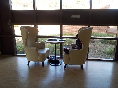 고급 카페에 비치된 의자를 인테리어소품으로 활용하여 장시간 독서해도 편안한 환경을 조성해둔 김해기적의도서관의 모습