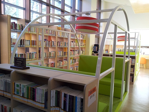 김해기적의 도서관은 유명한 건축가가 설계한 곳으로 감각적이 인테리어로 유명한 곳이다.